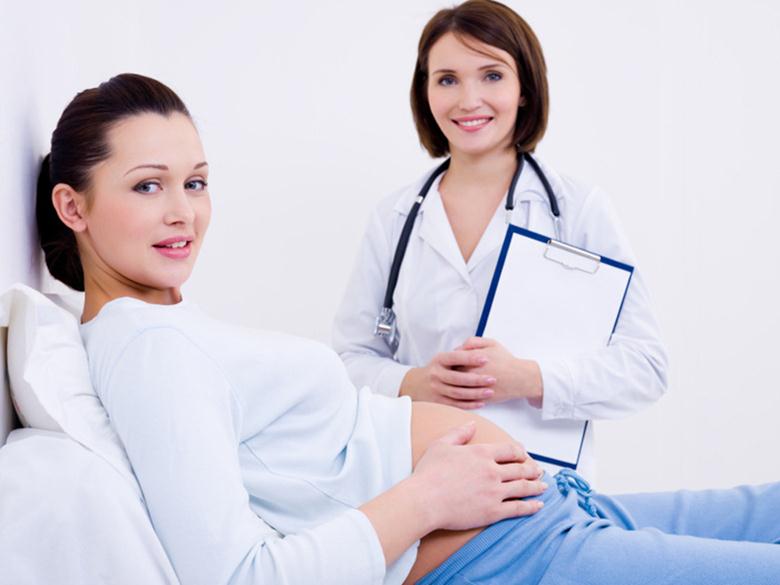 Акушер-гинеколог и беременная